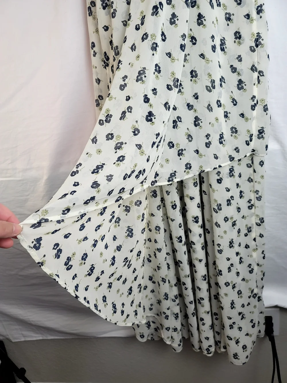 Abercrombie & Fitch flowy cream